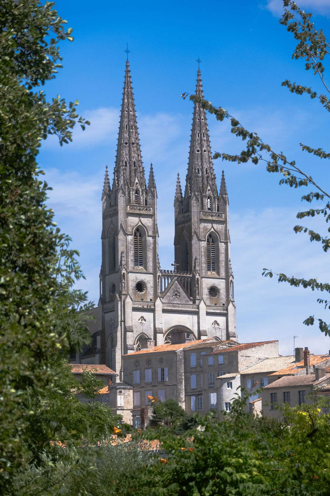 L’église Notre-Dame de Niort au-dessus des toits