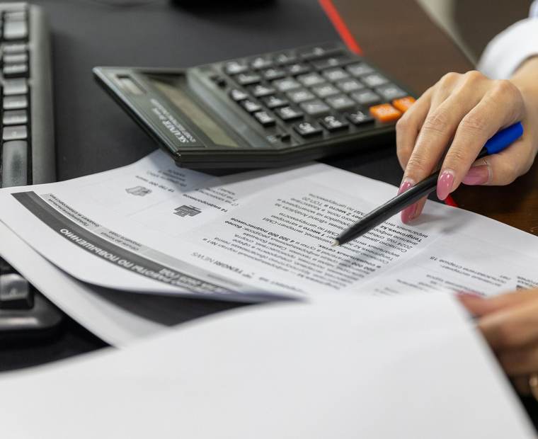 Calcul d’un budget de formation à la calculatrice sur des documents comptables
