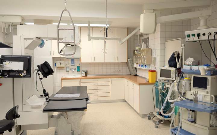 Salle de soins équipée de respirateurs, moniteurs et table d’intervention