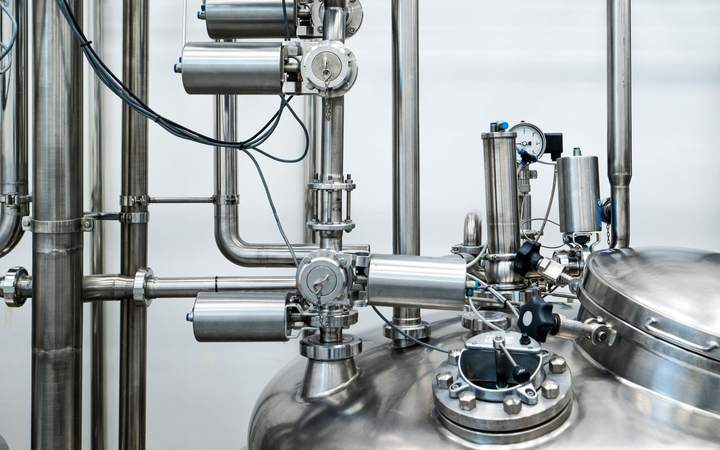 Cuve en inox et tuyauteries avec vannes pneumatiques et manomètre