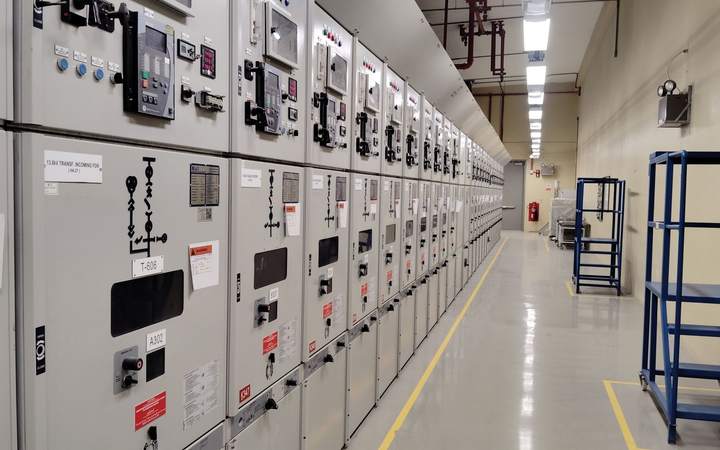 Salle électrique avec cellules de distribution alignées le long d’une allée