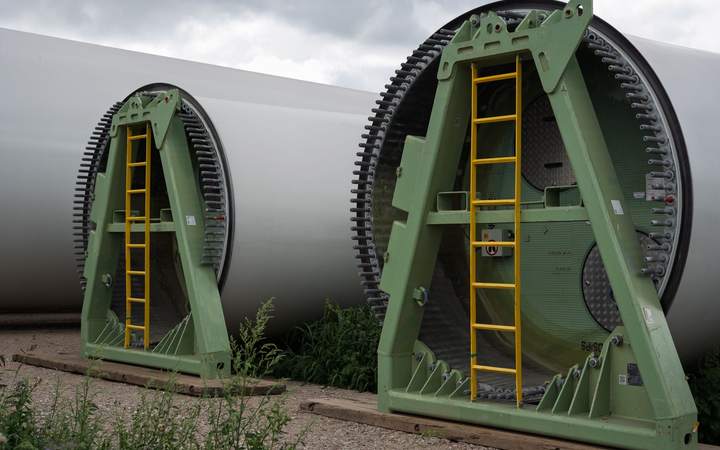 Pales d’éolienne posées sur leurs cadres de transport, vues côté pied de pale