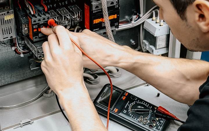Mesure au multimètre sur les borniers d’une armoire électrique basse tension