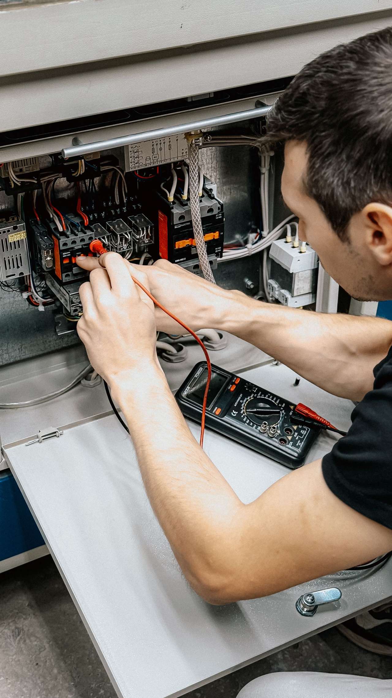Mesure au multimètre sur les borniers d’une armoire électrique basse tension