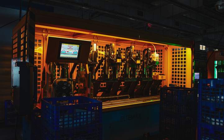 Ligne de production éclairée de lumière orangée dans une usine