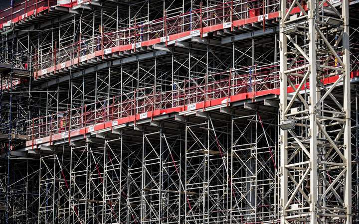Façade d’un bâtiment entièrement couverte d’échafaudages métalliques
