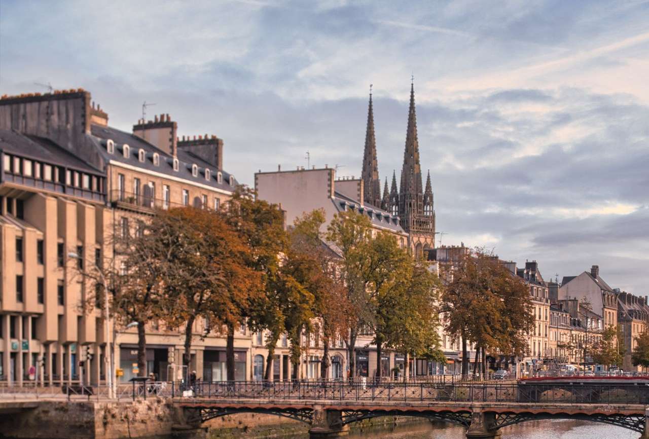 L’Odet à Quimper, ses quais arborés et les flèches de la cathédrale Saint-Corentin au-dessus des immeubles