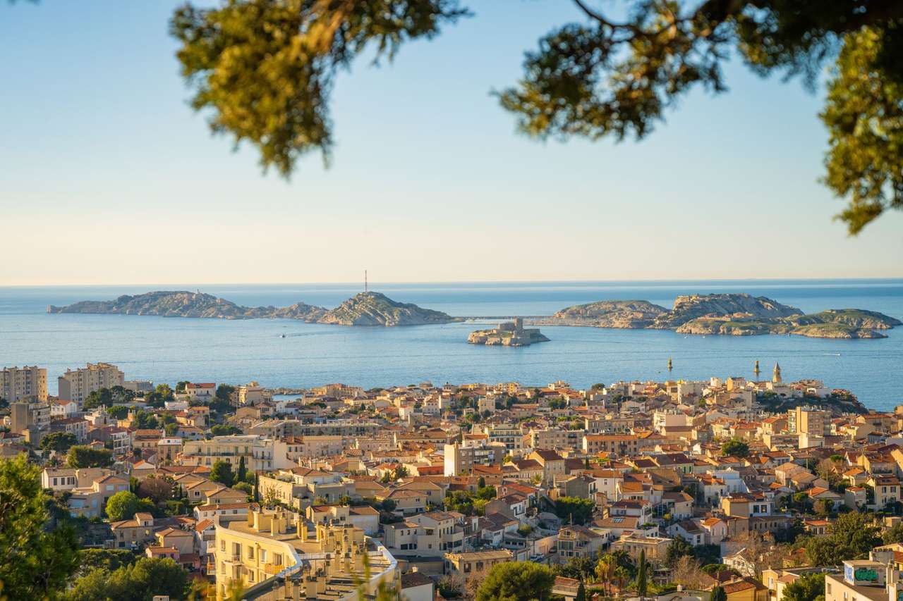 Les toits de Marseille face à la rade, avec le château d’If et les îles du Frioul