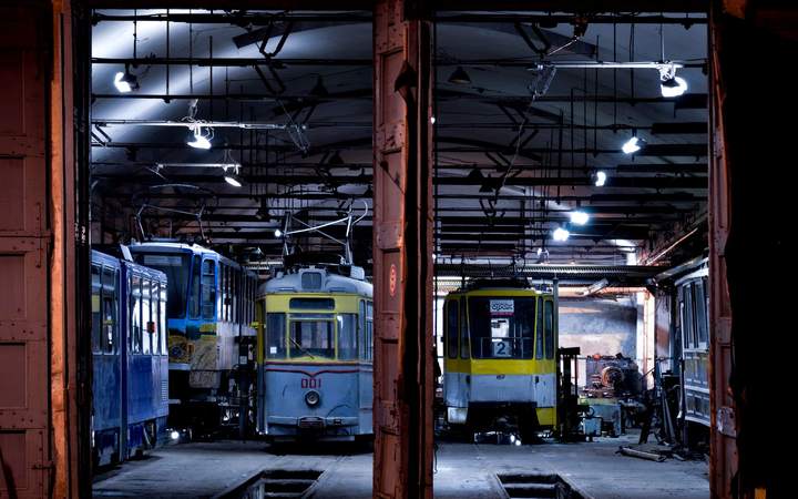 Tramways garés dans un dépôt éclairé