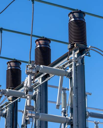 Isolateurs et jeux de barres d’un poste électrique haute tension