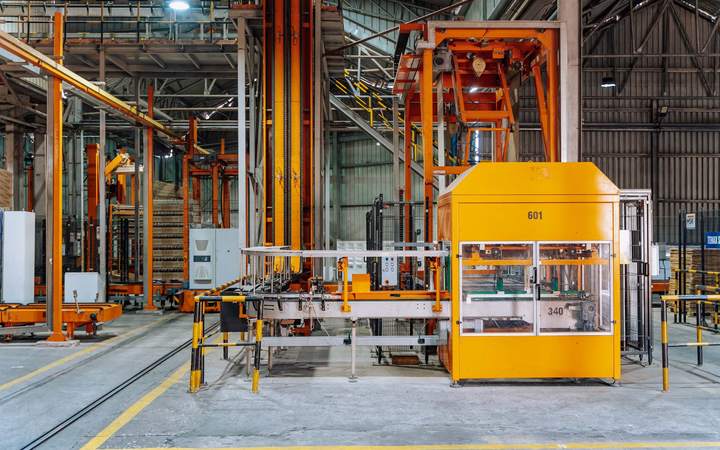 Hall de fabrication de bouteilles en verre avec machine de conditionnement orange