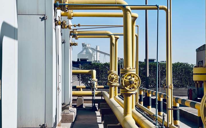 Tuyauteries de gaz jaunes avec vannes le long d’installations industrielles