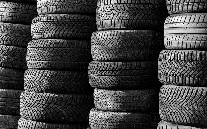 Piles de pneus aux sculptures variées, en noir et blanc