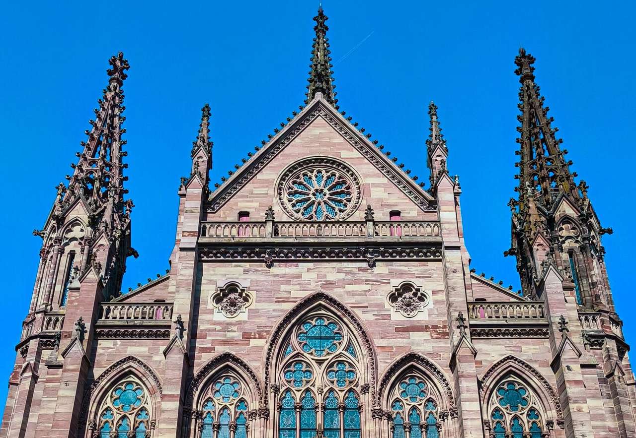 Pignon, rosace et flèches en grès rose du temple Saint-Étienne, à Mulhouse
