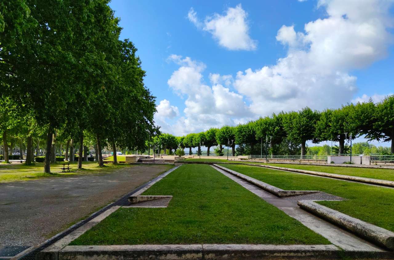Allée plantée d’un parc public à Agen