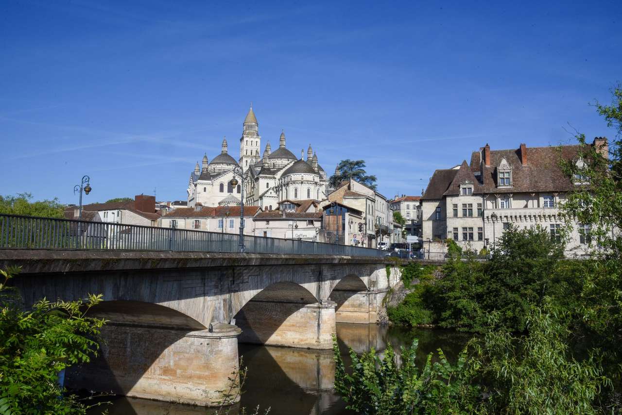 La cathédrale Saint-Front de Périgueux vue depuis le pont sur l’Isle