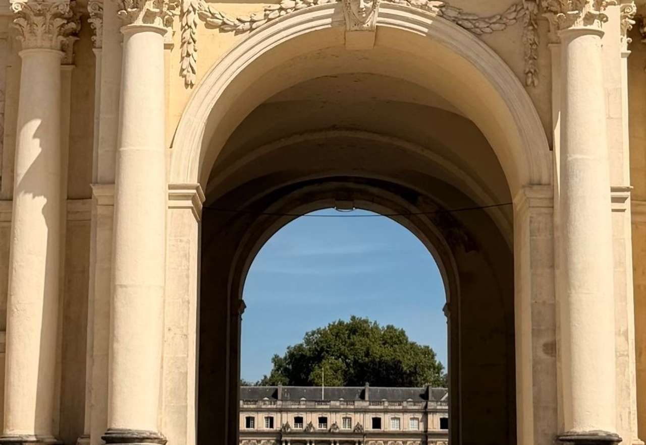 Arche centrale de l’arc Héré à Nancy, avec en perspective la place de la Carrière