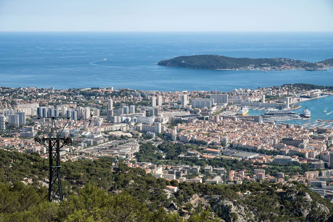 Toulon et sa rade vues du mont Faron, avec un pylône du téléphérique au premier plan