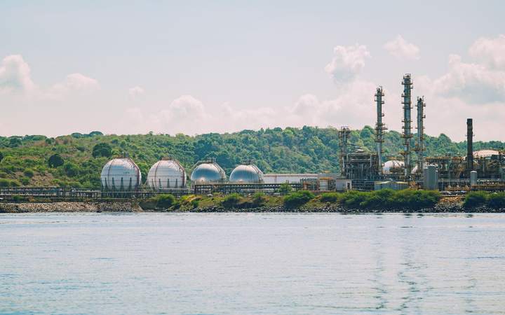 Sphères de stockage de gaz et tuyauteries d’un site industriel