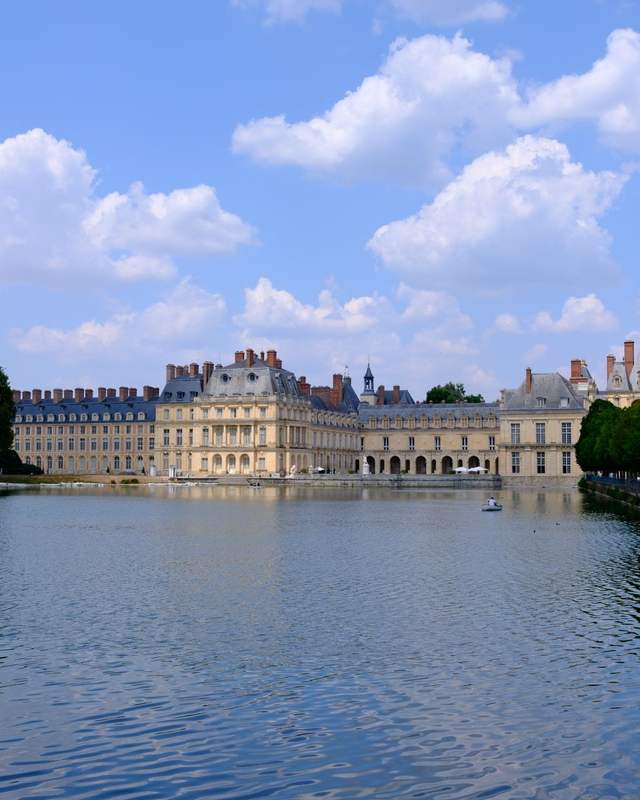 Le château de Fontainebleau et l’étang aux Carpes
