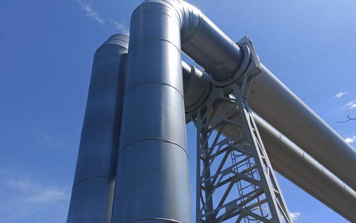 Canalisations industrielles calorifugées en inox sur fond de ciel bleu