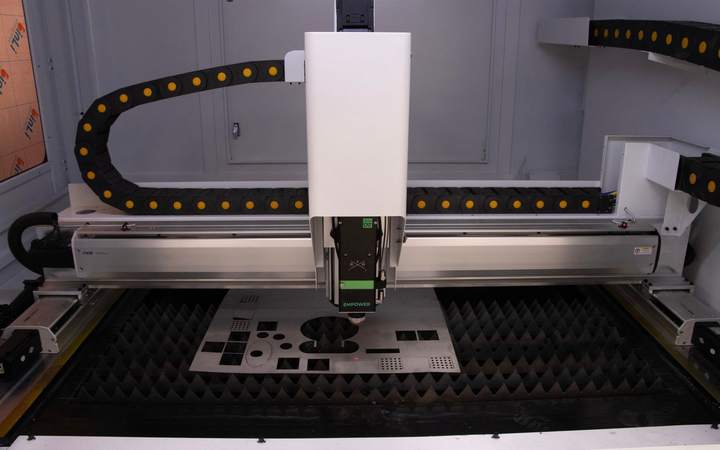 Machine de découpe laser à portique avec chaîne porte-câbles