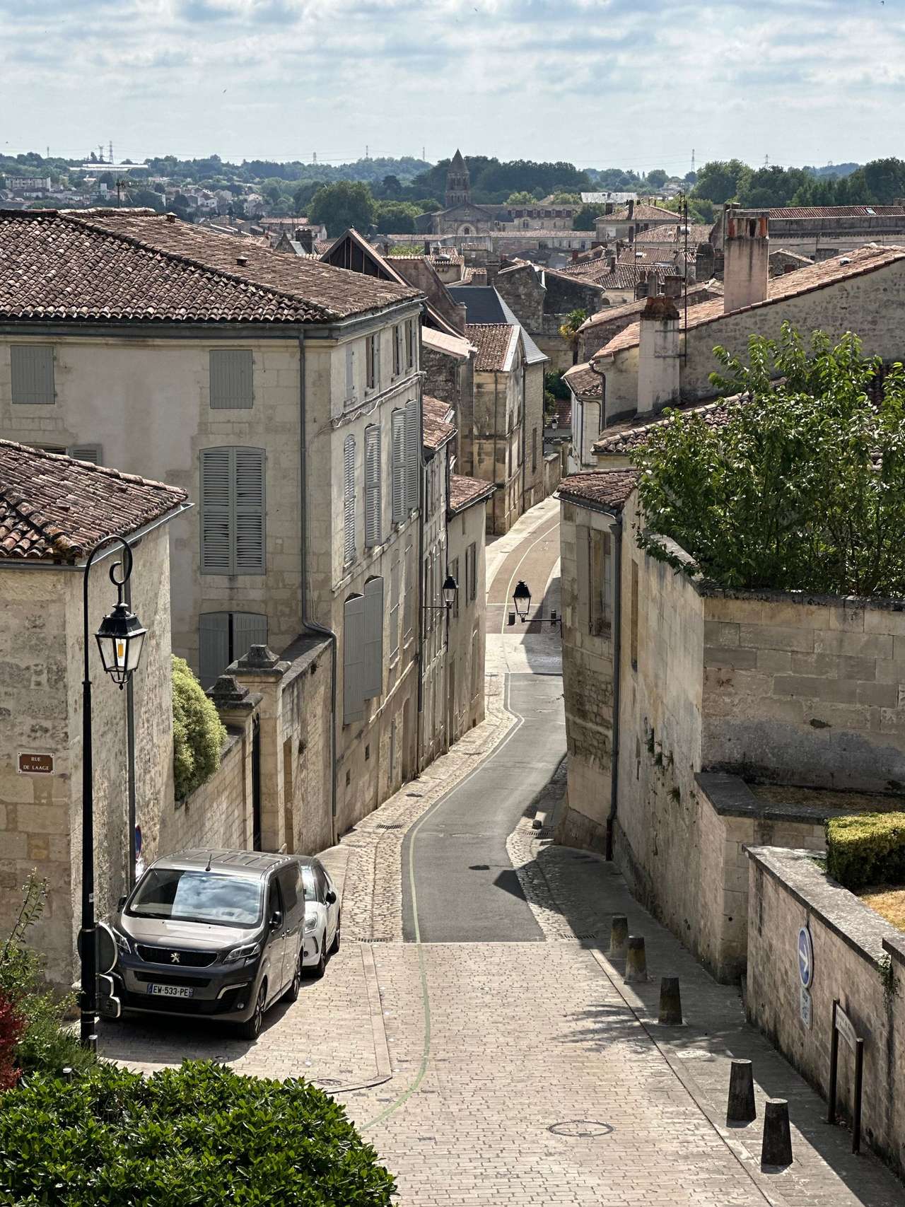 Rue pavée bordée de maisons de pierre à Saintes