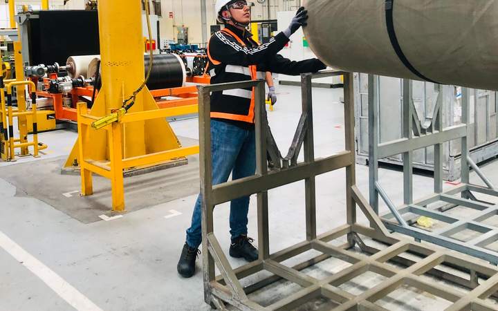 Technicien en tenue de sécurité intervenant sur une machine de production