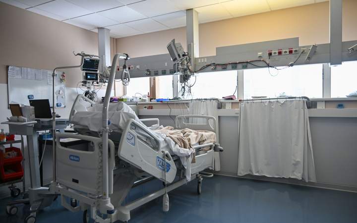Chambre de soins intensifs équipée d’un lit médicalisé et de moniteurs