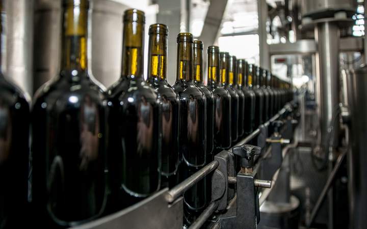 Bouteilles de vin vides alignées sur une ligne d’embouteillage automatisée en acier inoxydable
