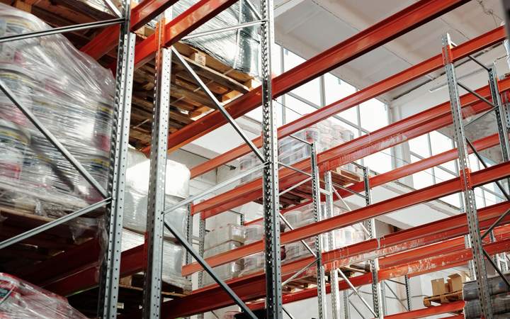 Racks de stockage chargés de palettes dans un entrepôt