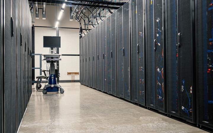 Baies de serveurs alignées dans une salle informatique