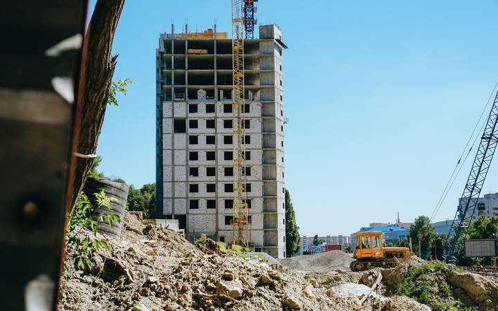 Immeuble en construction et grue de chantier sur un terrain terrassé