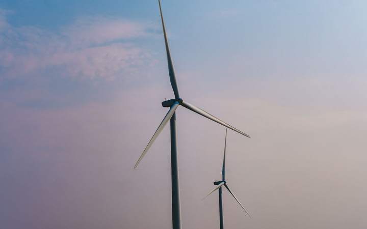 Éoliennes se découpant dans un ciel rosé
