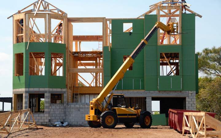Maison à ossature bois en construction avec chariot télescopique