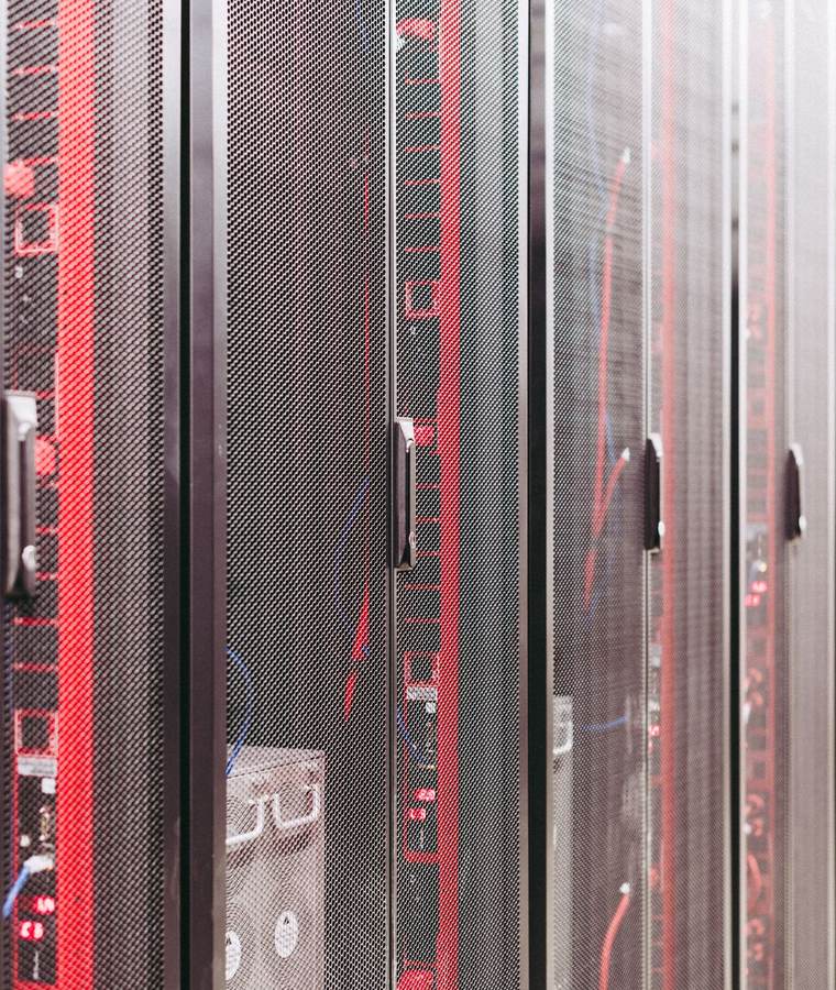 Rangée de baies de serveurs noires avec câblage dans une salle informatique