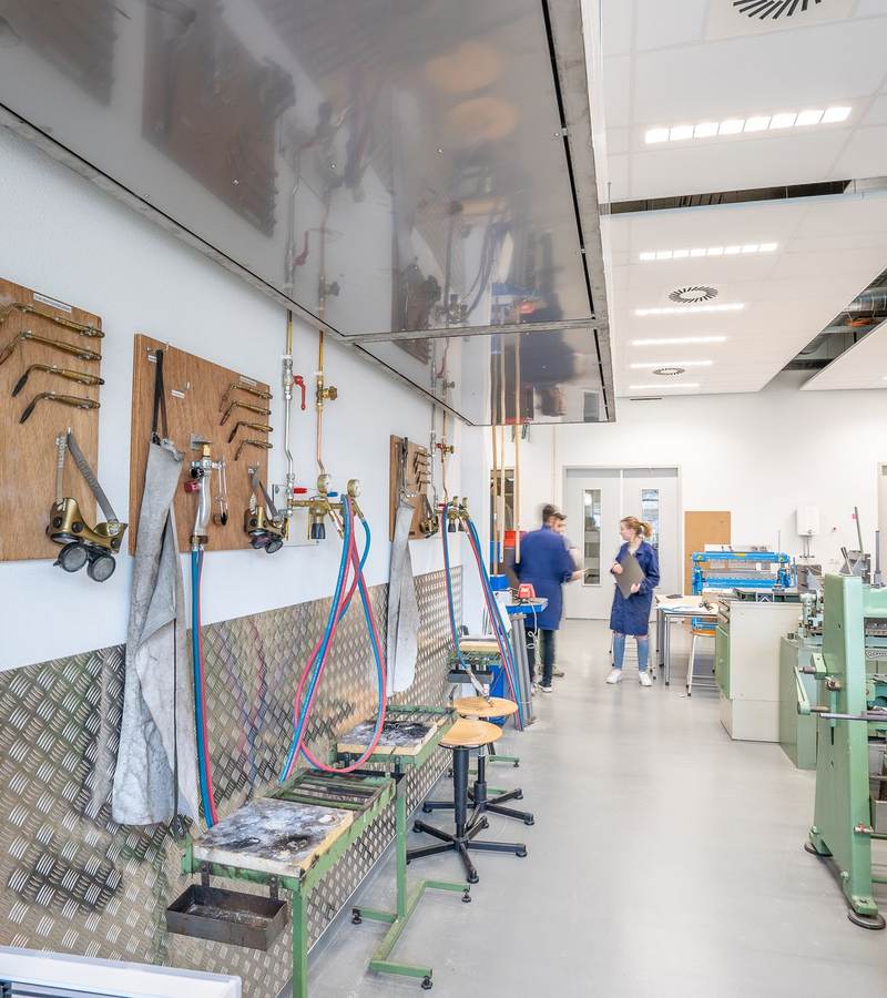 Atelier de formation technique équipé de postes de travail, d’outillage mural et de machines