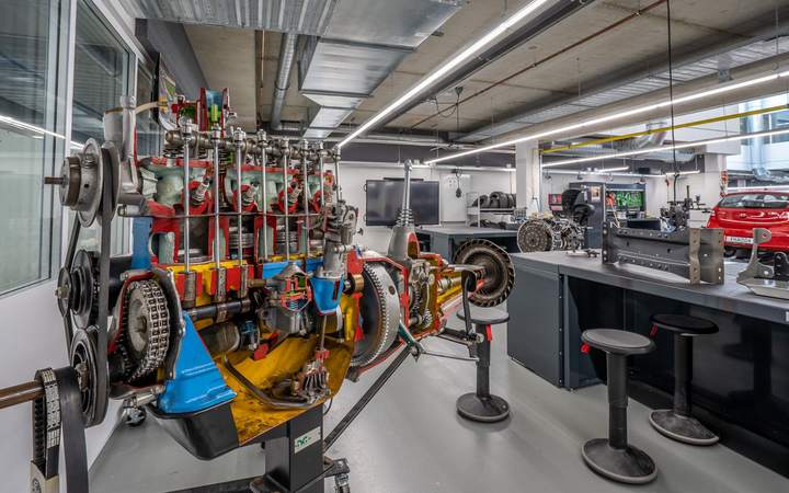 Laboratoire d’enseignement technique avec moteur en coupe et établis