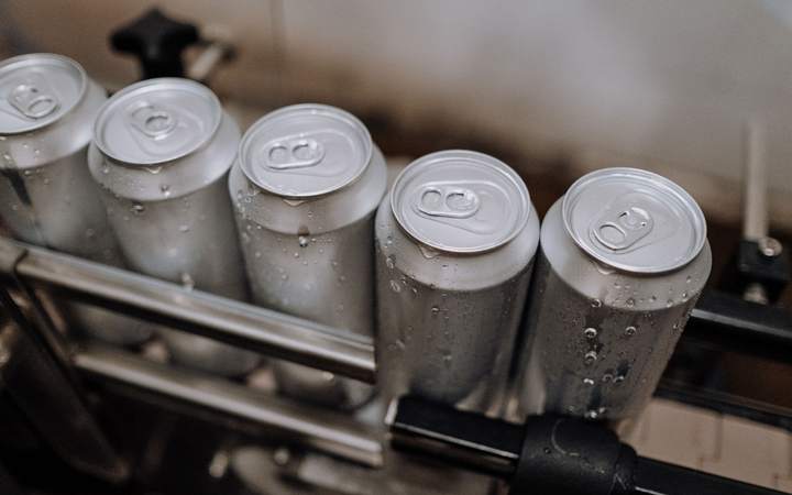 Canettes en aluminium défilant sur une ligne de conditionnement de boissons