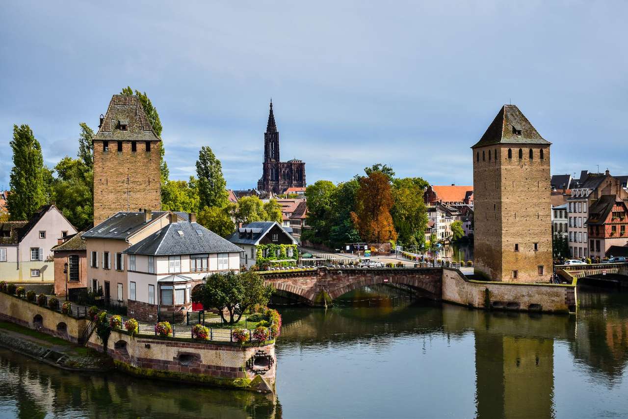 Les tours des Ponts couverts sur l’Ill, avec la cathédrale de Strasbourg en arrière-plan