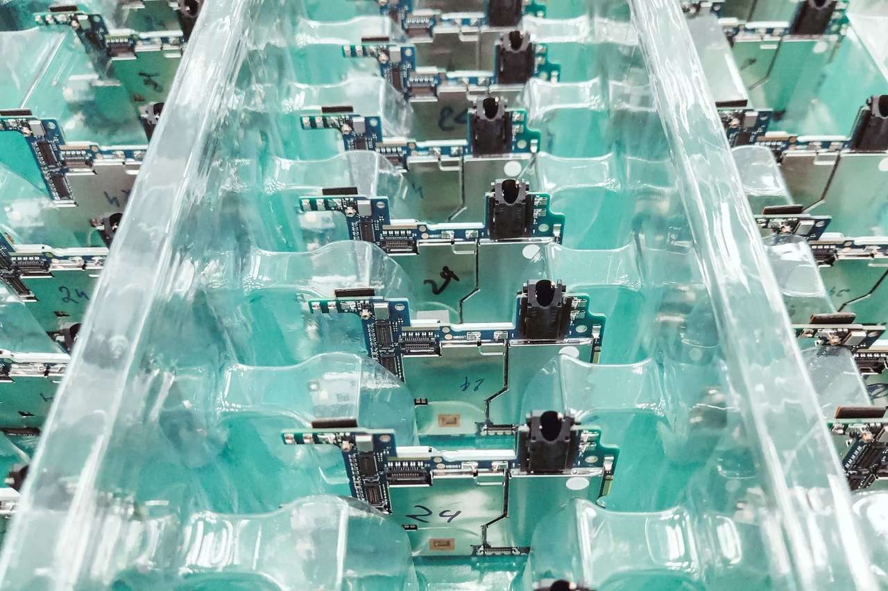 Cartes électroniques rangées dans des plateaux de manutention sur une ligne de production
