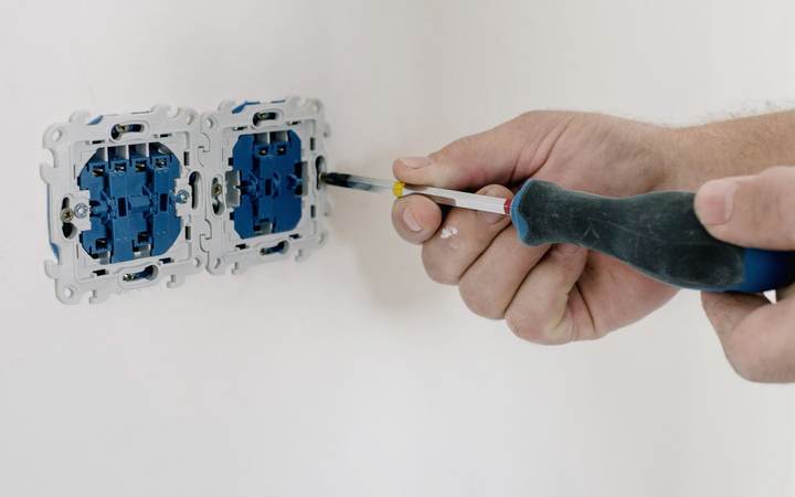 Remplacement d’une prise électrique murale au tournevis isolé