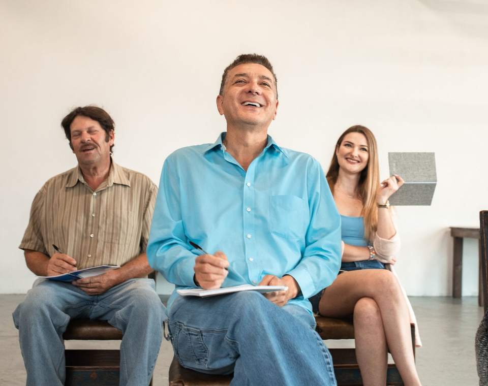 Stagiaires adultes prenant des notes pendant une formation