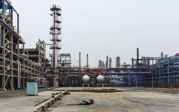 Colonne de distillation, racks de tuyauteries et réservoirs d’un complexe pétrochimique