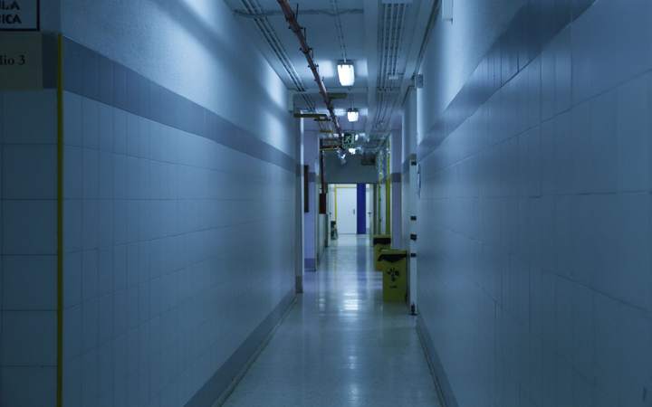 Long couloir technique d’hôpital éclairé de bleu