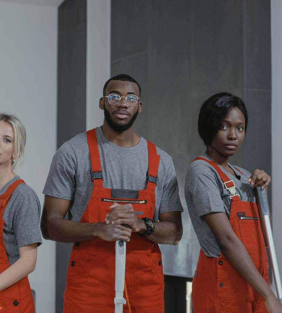 Équipe de trois agents d’entretien en tenue de travail