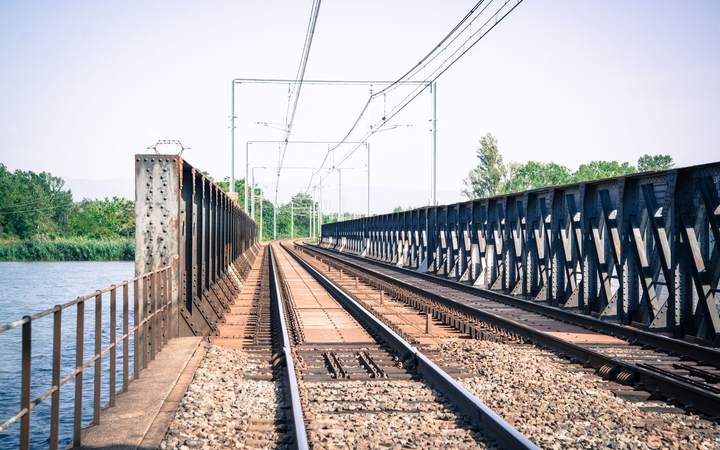 Voie ferrée sur un pont métallique surmontée de lignes de caténaire