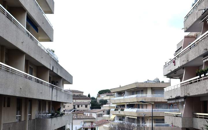Immeubles de logements en béton avec balcons filants vus en contre-plongée