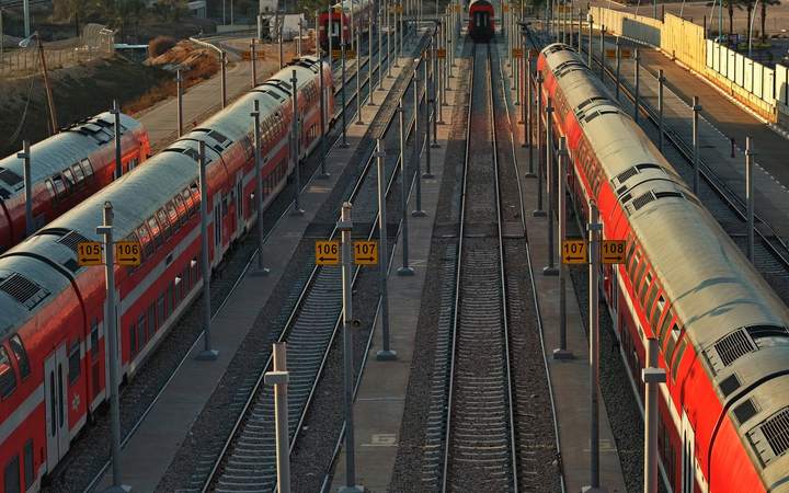 Trains régionaux stationnés sur des voies parallèles