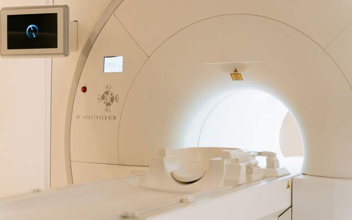 Appareil d’IRM dans une salle d’imagerie claire